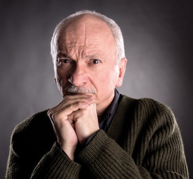 Şaşırmış yaşlı adam portresi