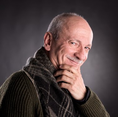 gülümseyen yaşlı adam 