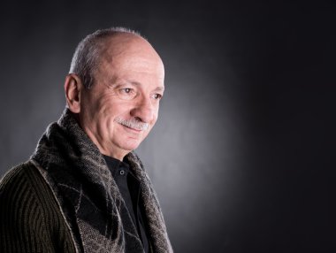 gülümseyen yaşlı adam 