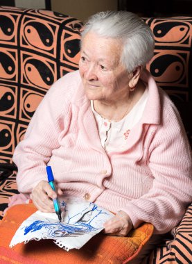 Yaşlı kadın eğlence için boyama