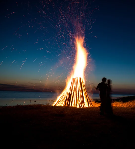 Silhouette d'un couple amoureux — Photo