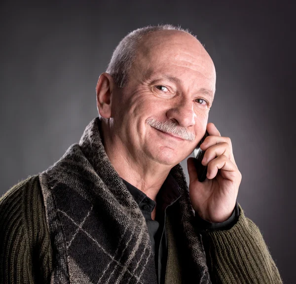 Senior man with cell phone — Stock Photo, Image