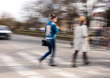 zebra kapısı üzerinde yoğun şehir sokak insanlar