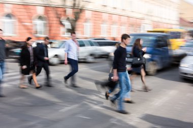 zebra kapısı üzerinde yoğun şehir sokak insanlar