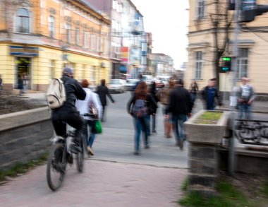 zebra kapısı üzerinde yoğun şehir sokak insanlar