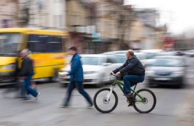 zebra kapısı üzerinde yoğun şehir sokak insanlar