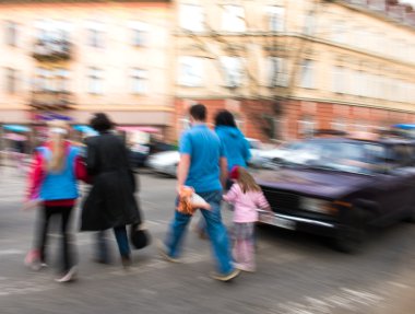 zebra kapısı üzerinde yoğun şehir sokak insanlar