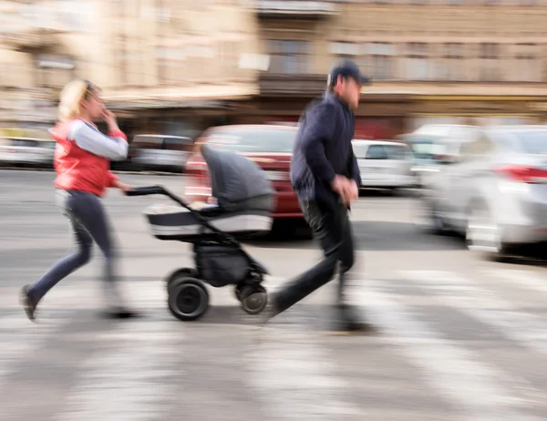 Familj med barnvagn på övergångsstället — Stockfoto