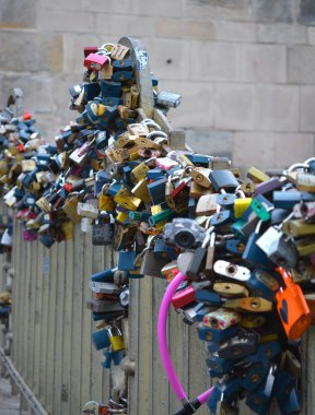 Charles Köprüsü, t geçerek ünlü bir tarihi köprü üzerinde kilitleri