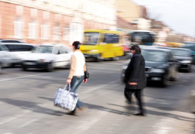 zebra kapısı üzerinde yoğun şehir sokak insanlar