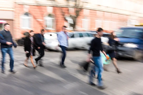 Rušná ulice lidí na přechod pro chodce — Stock fotografie
