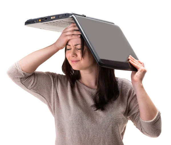 Gestresste junge Frau mit Laptop auf dem Kopf — Stockfoto