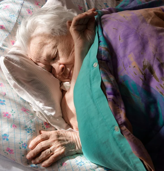 Zieke oude vrouw — Stockfoto