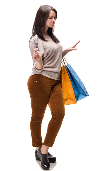 Jovem mulher feliz com sacos de compras e dinheiro em dinheiro dólar — Fotografia de Stock