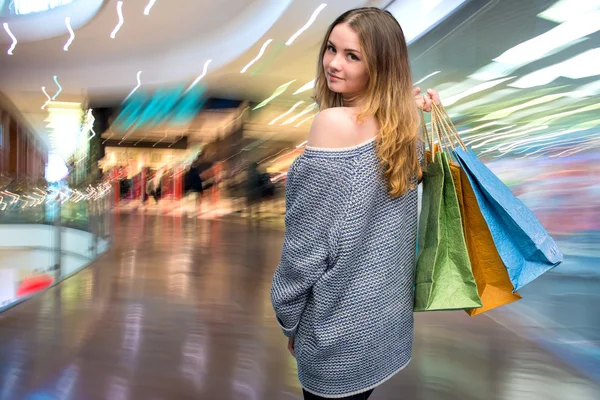 Jonge gelukkig vrouw met shopping tassen — Stockfoto