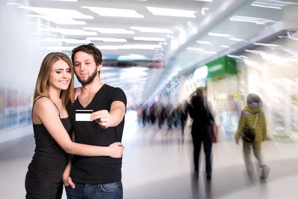 Gelukkige paar met in het winkelcentrum — Stockfoto