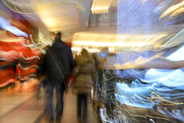 Le sagome della gente al centro commerciale — Foto Stock