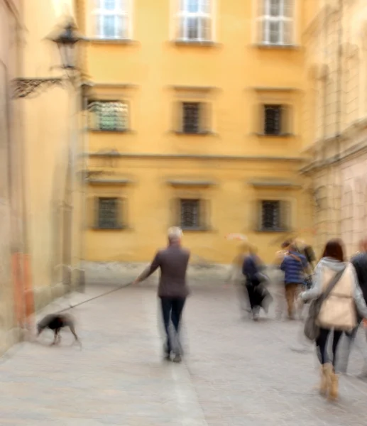 Rušné město lidí podél ulice. — Stock fotografie