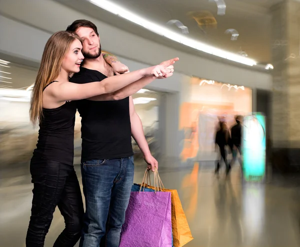 Šťastný pár s nákupními taškami — Stock fotografie