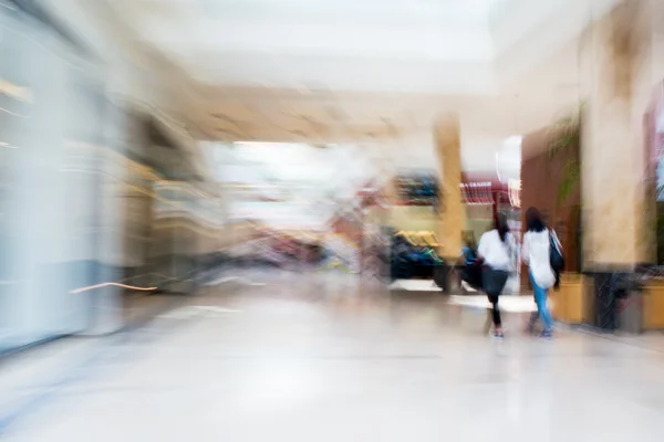 Mensen silhouetten op de shopping mall — Stockfoto