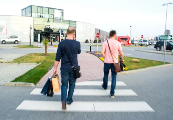 Hommes traversant la rue — Photo