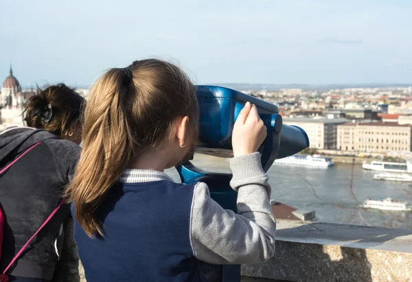 Menina olhando para moeda binocular operado em Budapeste — Fotografia de Stock