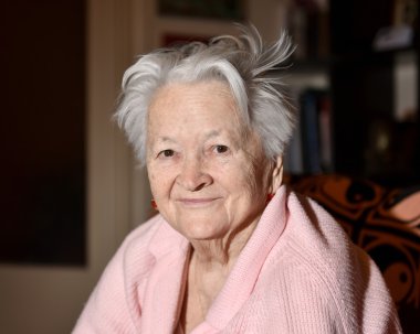 Gülümseyen yaşlı kadın