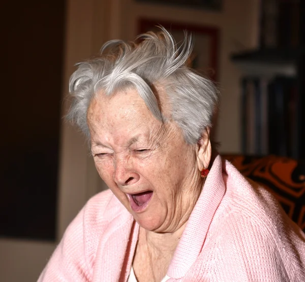 Mulher velha bocejando — Fotografia de Stock