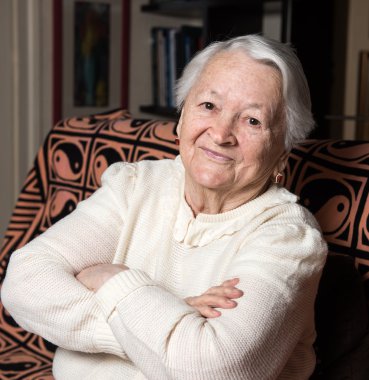 Gülümseyen yaşlı kadın