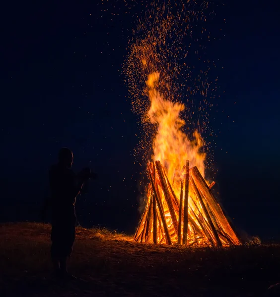 Großes Lagerfeuer vor dunklem Nachthimmel — Stockfoto