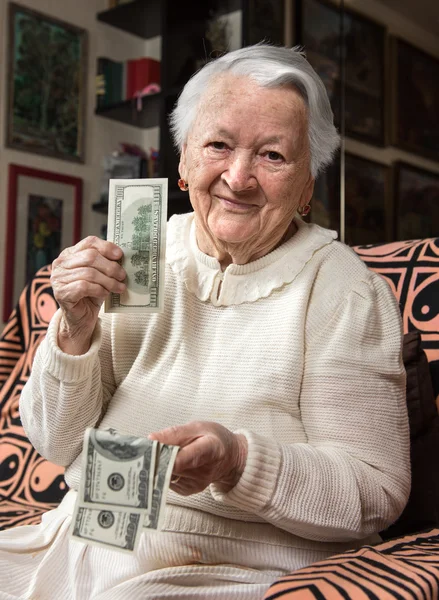 Oude vrouw met dollar contant geld — Stockfoto