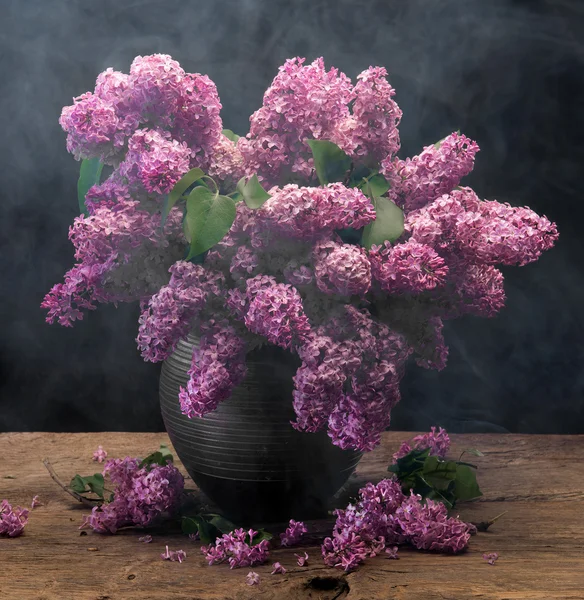 Blooming branches of lilac in vase — Stock Photo, Image