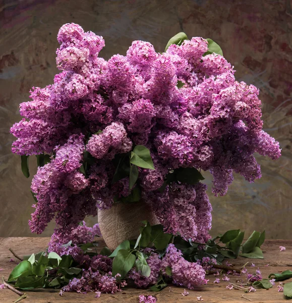 Florecientes ramas de lila en jarrón — Foto de Stock