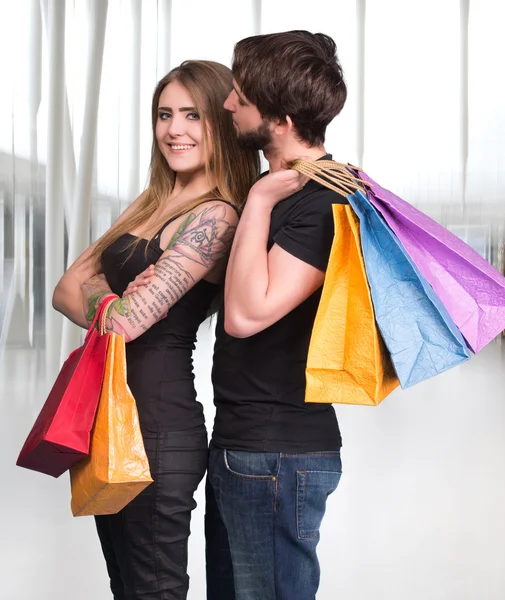 Feliz pareja con bolsas de compras —  Fotos de Stock