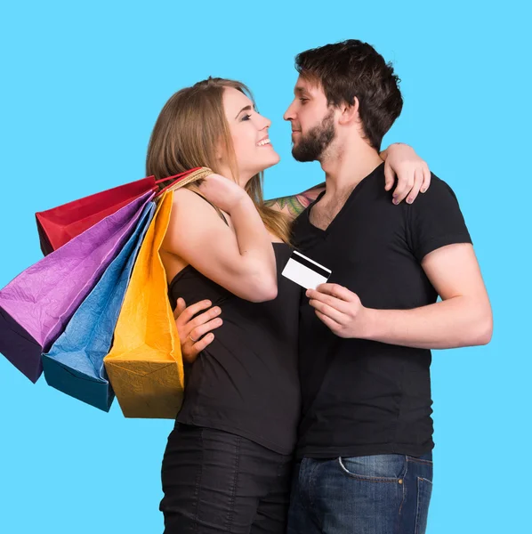 Casal feliz com sacos de compras — Fotografia de Stock