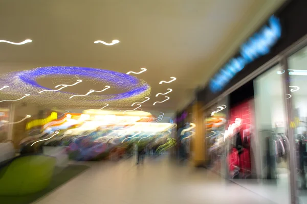 Gente siluetas en el centro comercial — Foto de Stock