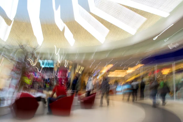 Silhouettes des gens dans le centre commercial — Photo