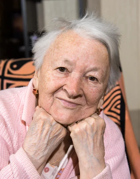 Mujer vieja sonriente — Foto de Stock