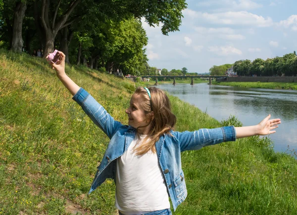 Vackra glad flicka med en selfie — Stockfoto