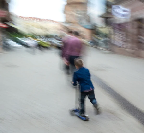 Kleiner Junge fährt auf Roller — Stockfoto