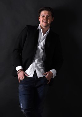 Takım elbiseli şık yakışıklı delikanlı