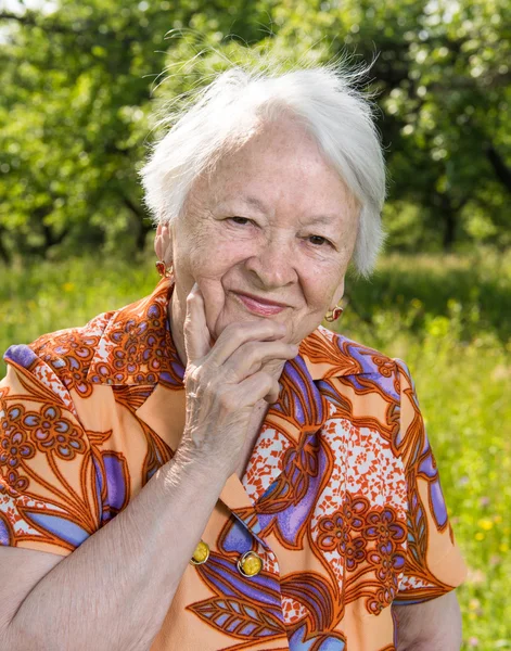 Vackra leende gammal kvinna — Stockfoto