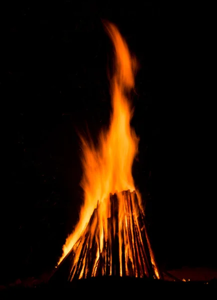 Grand feu de joie contre le ciel nocturne sombre — Photo