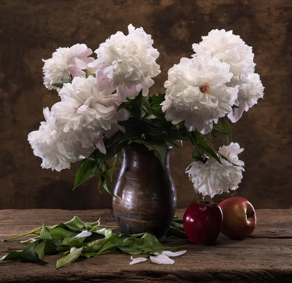 Beautiful bouquet of white peonies and apples — Stock Photo, Image