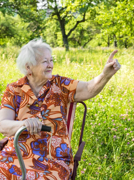 Hermosa anciana sonriente — Foto de Stock