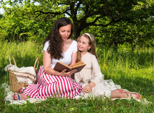 母親と娘が本を読んで — ストック写真