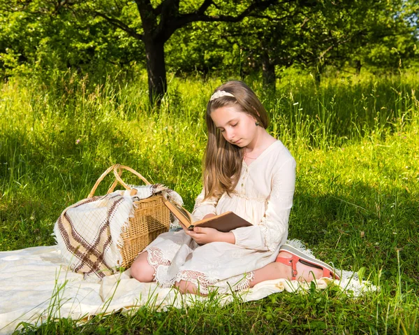 Menina bonita lendo um livro — Fotografia de Stock