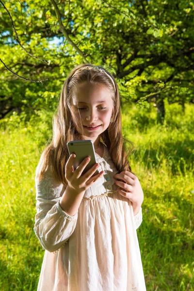 Bella bambina che usa il suo telefono — Foto Stock