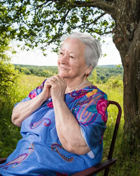 Vieja sentada y rezando — Foto de Stock