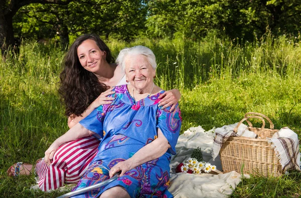 Ler mormor med barnbarn — Stockfoto